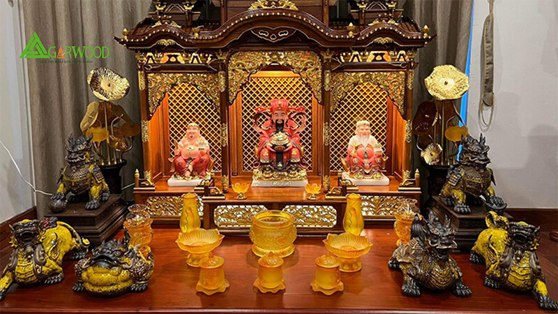 Thắp hương bàn thờ thần tài, thổ địa