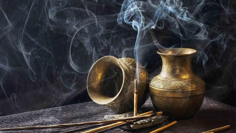 Đốt trầm hương khi làm lễ thờ cúng trang nghiêm
