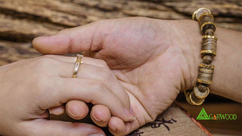 Vòng tay trầm hương 13 hạt