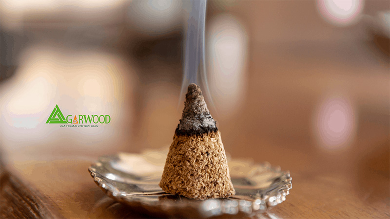 Đốt trầm hương nụ bằng đĩa đốt