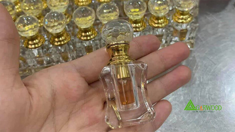 Pha loãng tinh dầu trầm cùng với nước