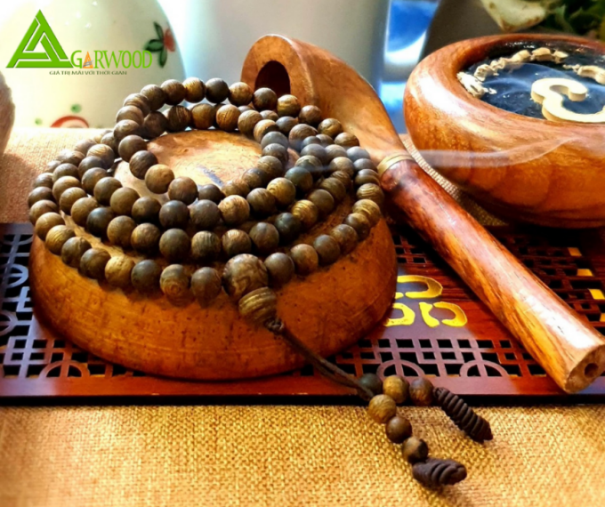 Vòng tay Trầm Hương bọc vàng sang trọng